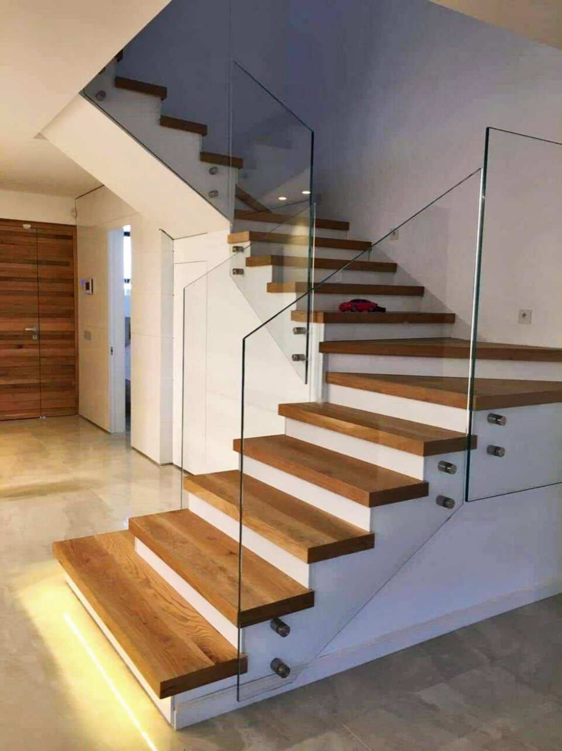 Frameless glass balustrade, oak floating treads