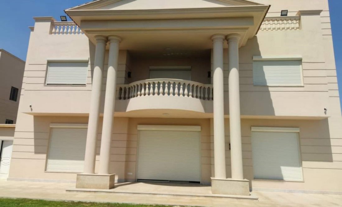 Classical villa with full-height roller shutters
