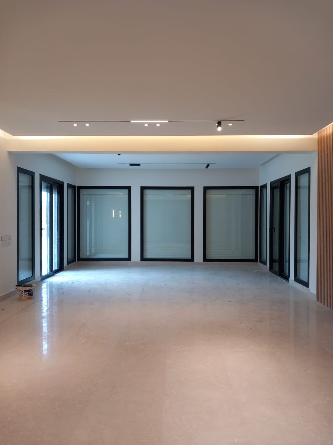 Dark frame aluminum reception
