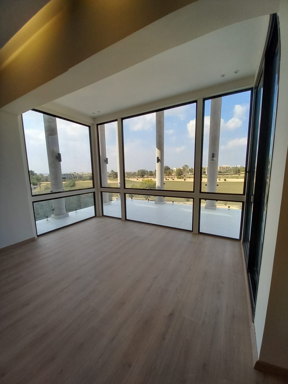 Floor-to-ceiling aluminum corner glazing with golf view